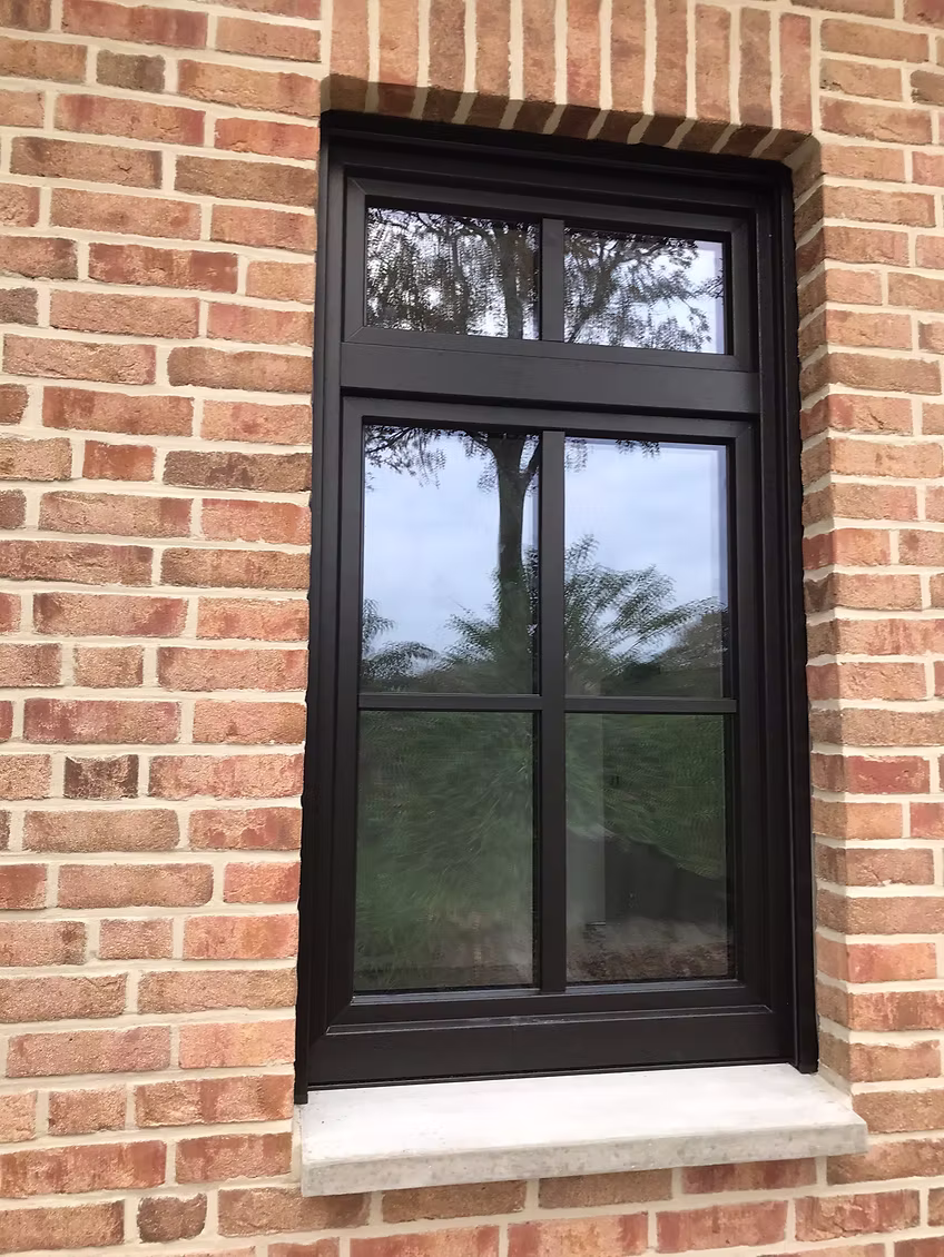 Schwarze Fenster an Backsteinfassade