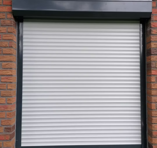 Vorbaurollladen am Fenster